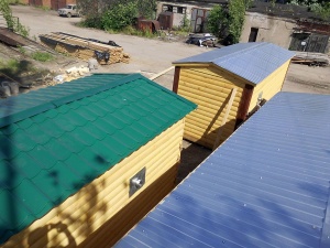 В готовых баня покрытие крыши - цветной профлист 
