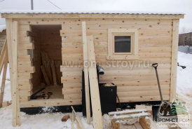 Погрузка готовой бани на производстве